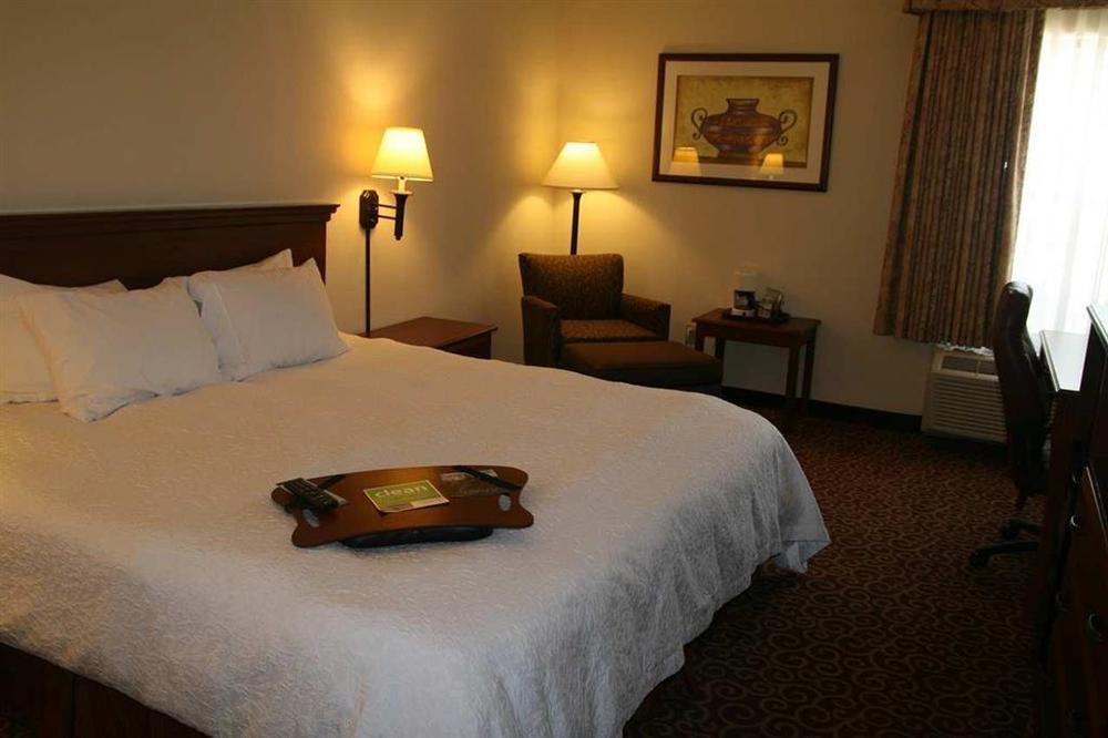 Hampton Inn Eagle Pass Room photo